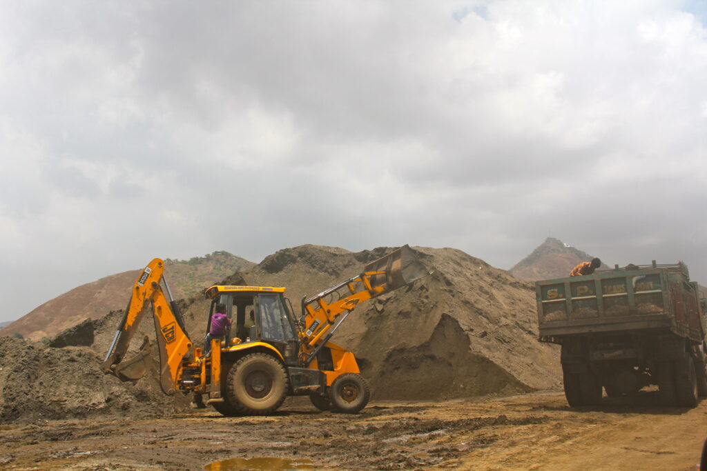 Loading illegally dredged sand